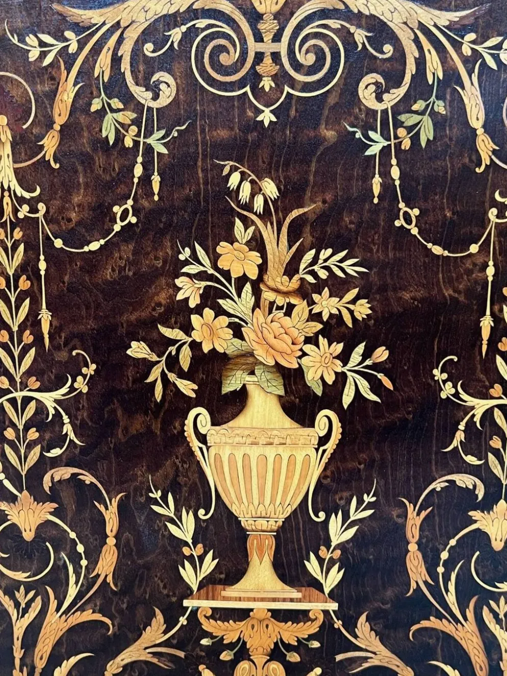 Commode élégante de style Napoléon III. Marqueterie en bois précieux. Bronze doré, dessus en marbre.