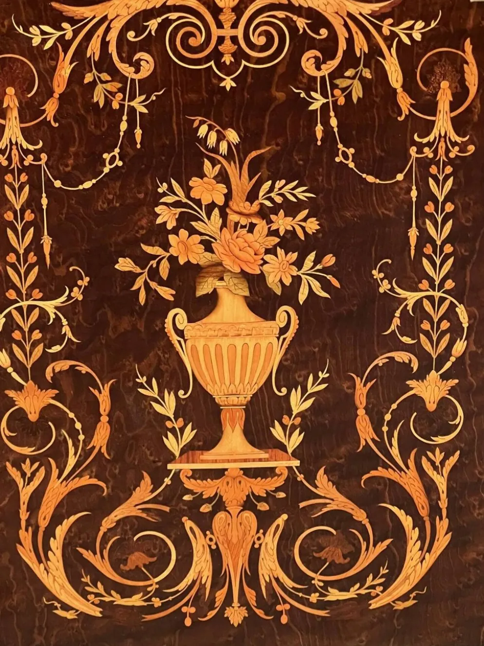 Commode élégante de style Napoléon III. Marqueterie en bois précieux. Bronze doré, dessus en marbre.