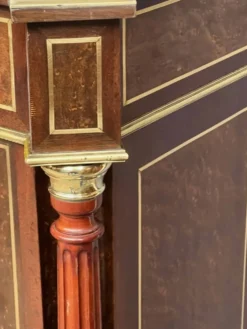 Commode élégante de style Napoléon III. Marqueterie en bois précieux. Bronze doré, dessus en marbre.