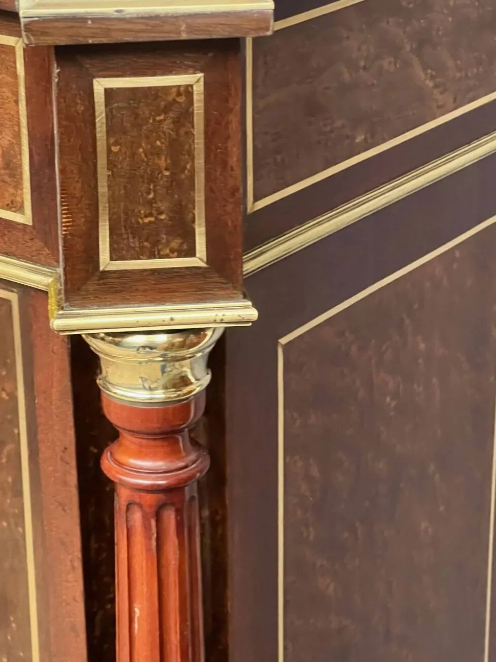 Commode élégante de style Napoléon III. Marqueterie en bois précieux. Bronze doré, dessus en marbre.
