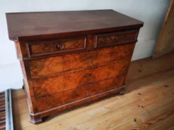 Commode Louis-Philippe en loupe de noyer, XIXe siècle