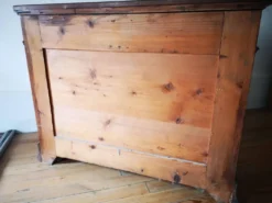 Commode Louis-Philippe en loupe de noyer, XIXe siècle