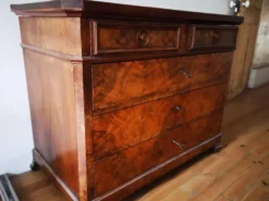 Commode Louis-Philippe en loupe de noyer, XIXe siècle