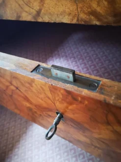 Commode Louis-Philippe en loupe de noyer, XIXe siècle