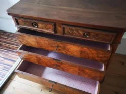 Commode Louis-Philippe en loupe de noyer, XIXe siècle