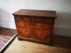 Commode Louis-Philippe en loupe de noyer, XIXe siècle