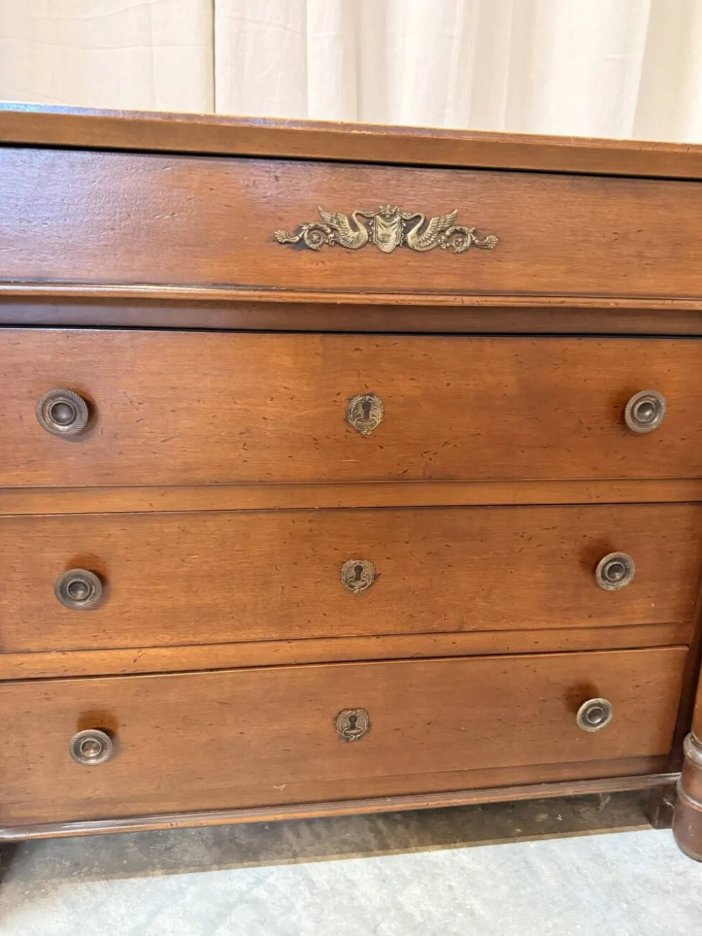 Commode Louis-Philippe en merisier – 4 tiroirs