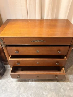 Commode Louis-Philippe en merisier – 4 tiroirs