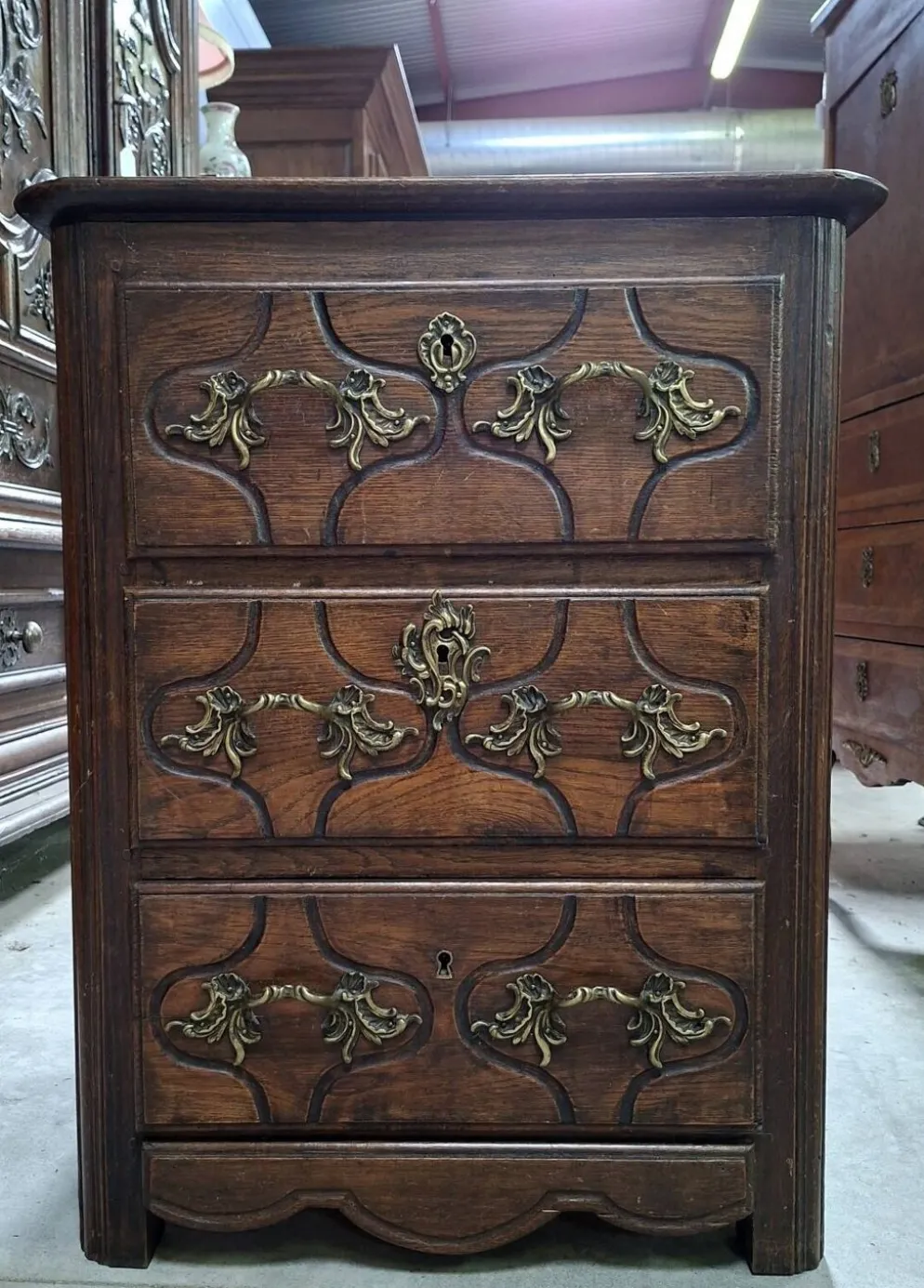 commode Louis XIV en chêne – Décor sculpté et garniture de bronze – XVIIIe