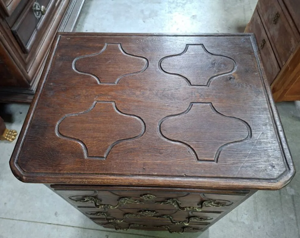 commode Louis XIV en chêne – Décor sculpté et garniture de bronze – XVIIIe