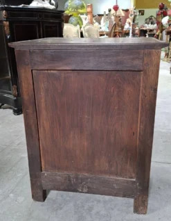 commode Louis XIV en chêne – Décor sculpté et garniture de bronze – XVIIIe