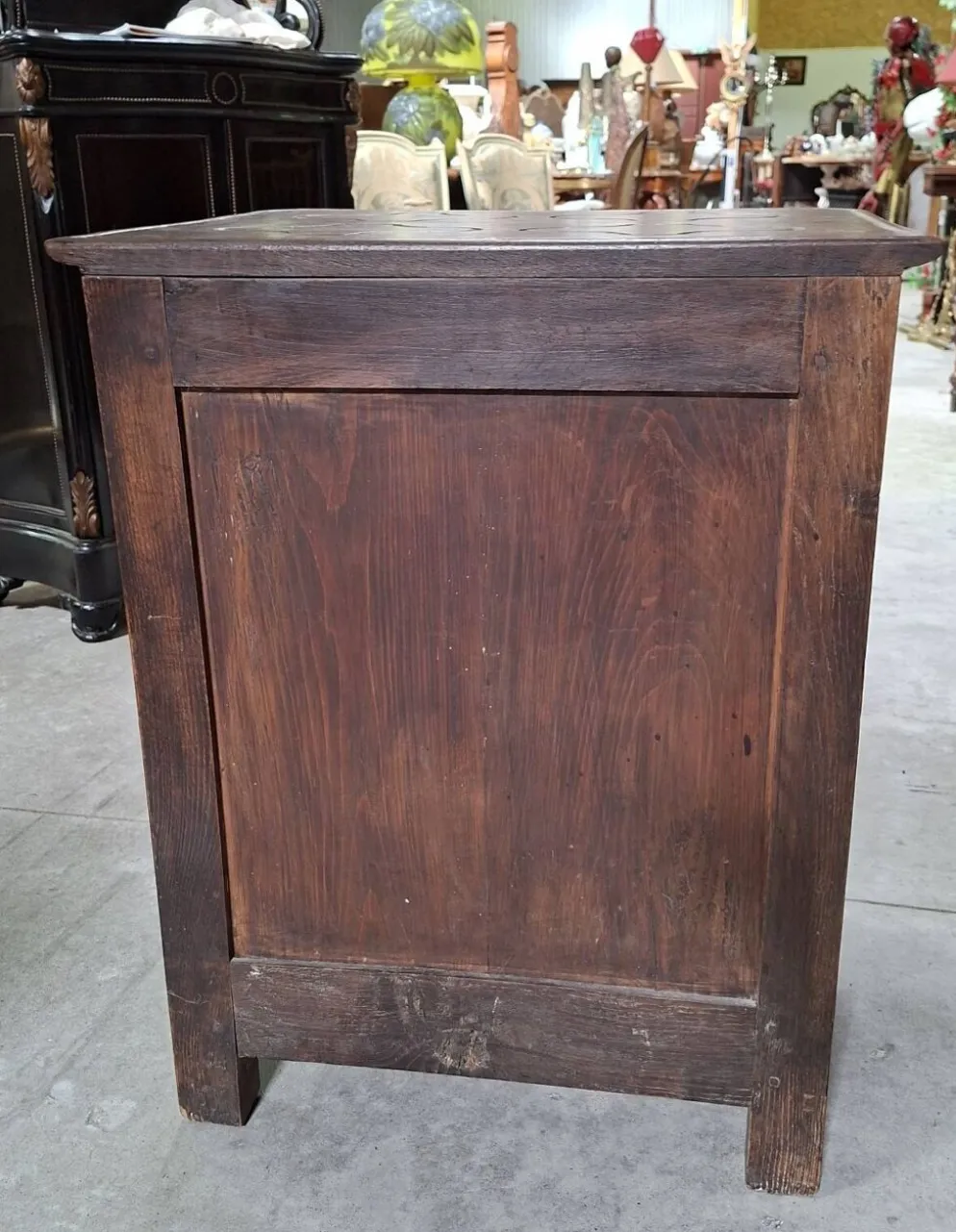 commode Louis XIV en chêne – Décor sculpté et garniture de bronze – XVIIIe