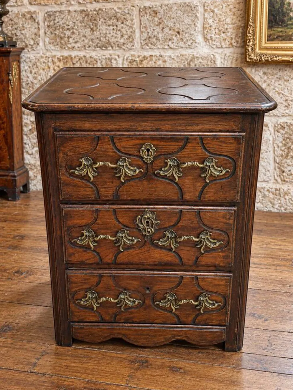 commode Louis XIV en chêne – Décor sculpté et garniture de bronze – XVIIIe