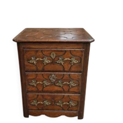 commode Louis XIV en chêne – Décor sculpté et garniture de bronze – XVIIIe