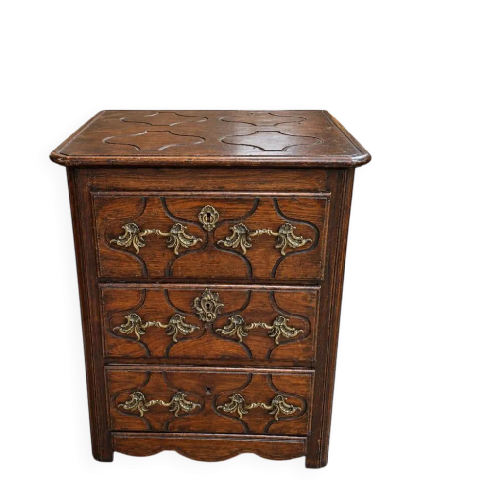 commode Louis XIV en chêne – Décor sculpté et garniture de bronze – XVIIIe