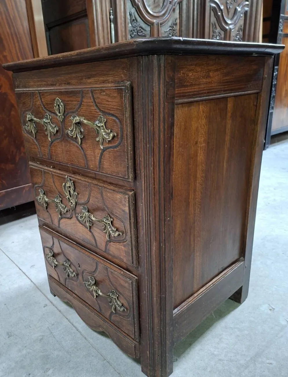 commode Louis XIV en chêne – Décor sculpté et garniture de bronze – XVIIIe
