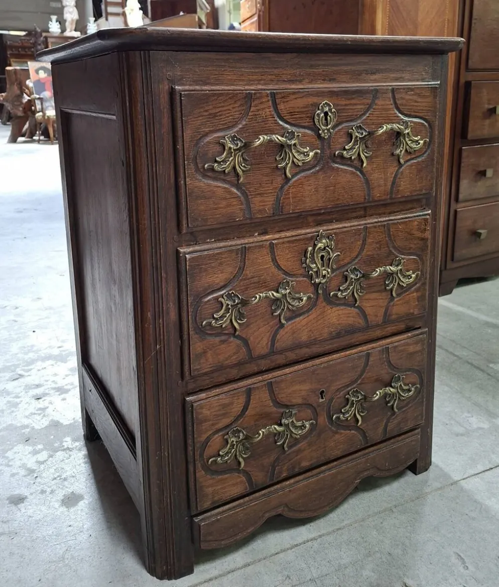commode Louis XIV en chêne – Décor sculpté et garniture de bronze – XVIIIe