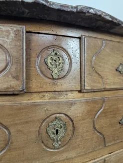 Commode Louis XV galbée en noyer dessus marbre XVIIIe