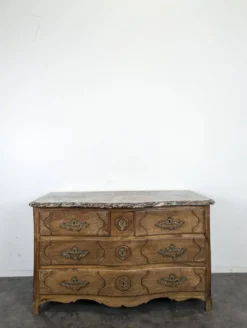 Commode Louis XV galbée en noyer dessus marbre XVIIIe