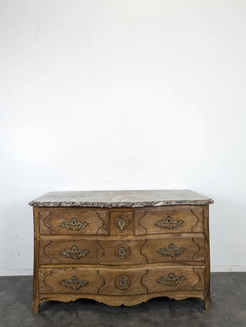 Commode Louis XV galbée en noyer dessus marbre XVIIIe