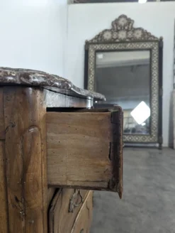 Commode Louis XV galbée en noyer dessus marbre XVIIIe