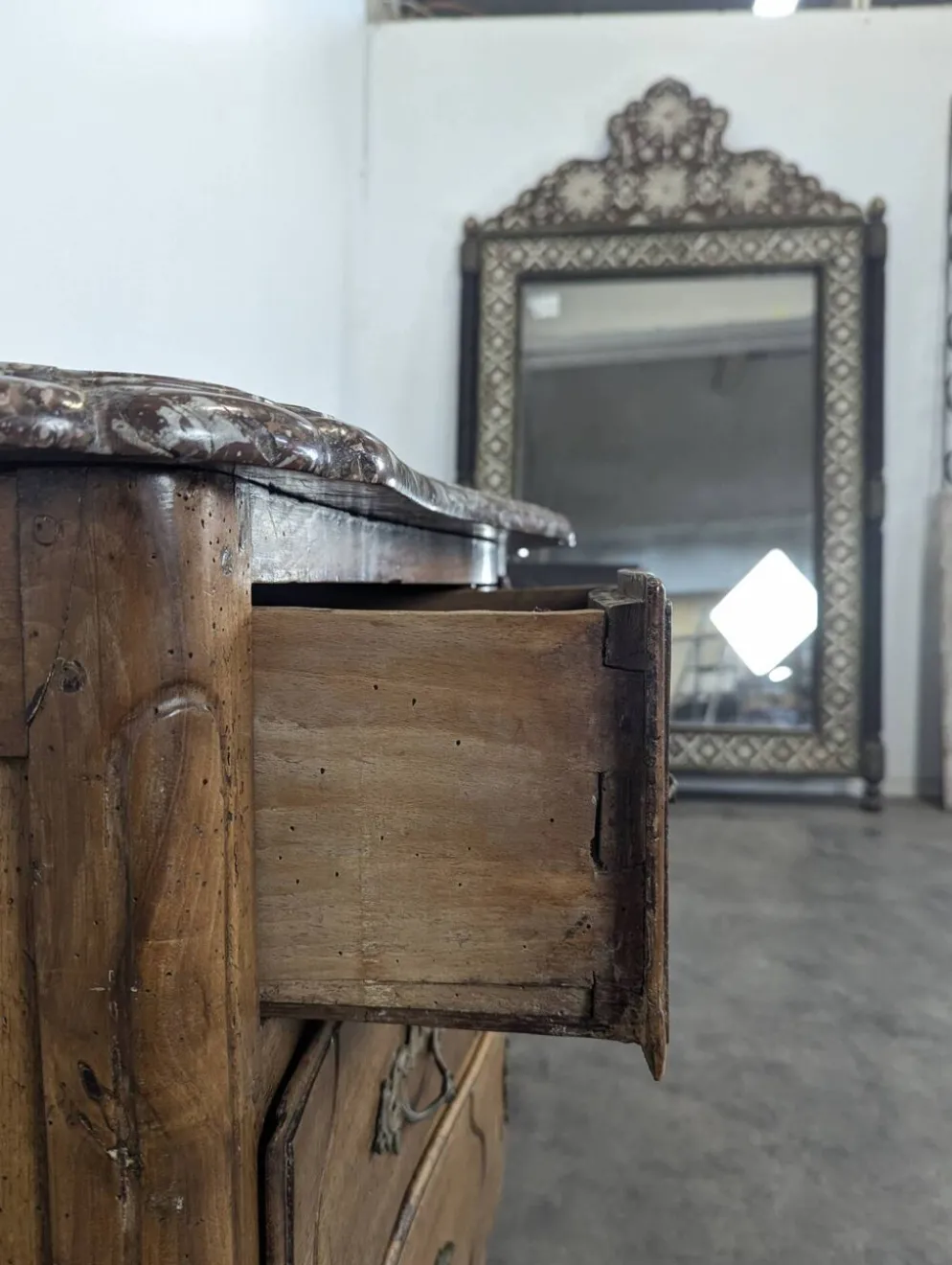 Commode Louis XV galbée en noyer dessus marbre XVIIIe