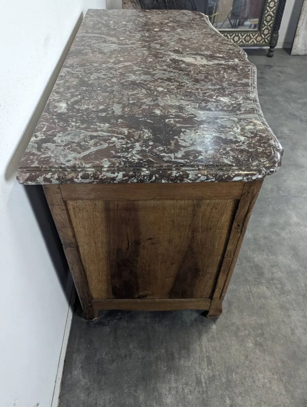 Commode Louis XV galbée en noyer dessus marbre XVIIIe