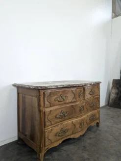 Commode Louis XV galbée en noyer dessus marbre XVIIIe