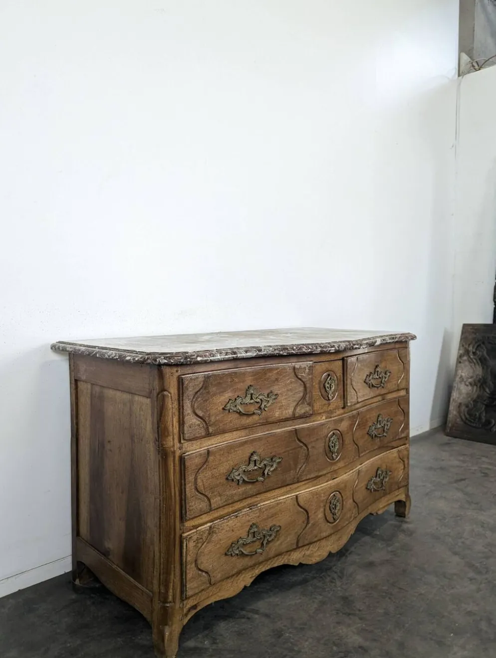 Commode Louis XV galbée en noyer dessus marbre XVIIIe