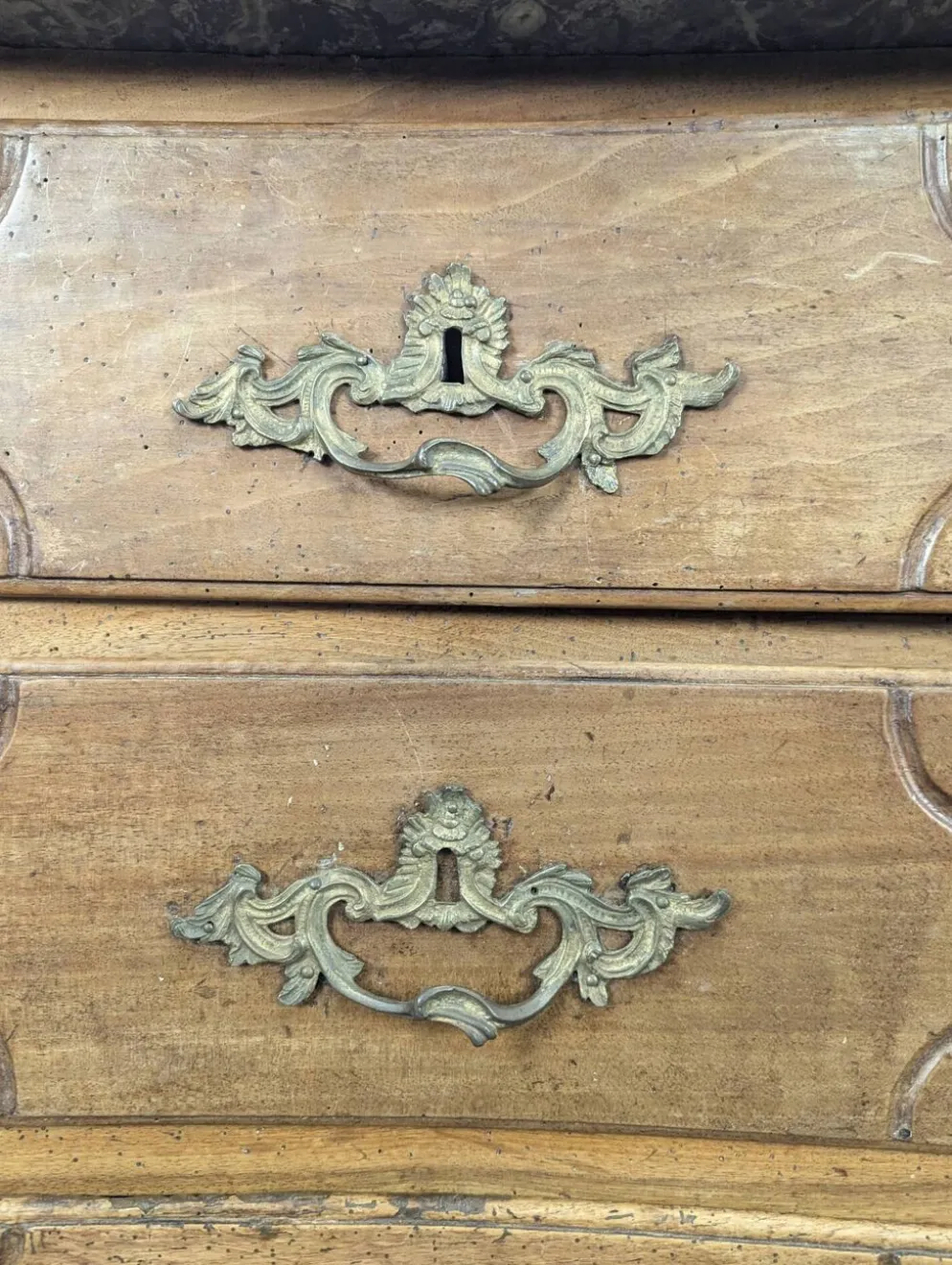 Commode Louis XV galbée en noyer dessus marbre XVIIIe