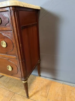 Commode Louis XVI en Acajou estampillé Mailfert