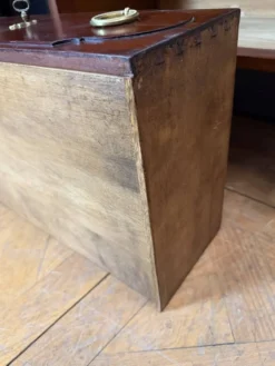 Commode Louis XVI en Acajou estampillé Mailfert