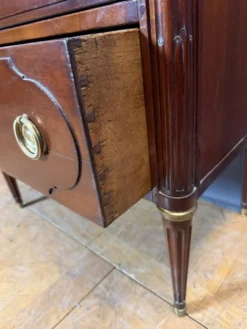 Commode Louis XVI en Acajou estampillé Mailfert