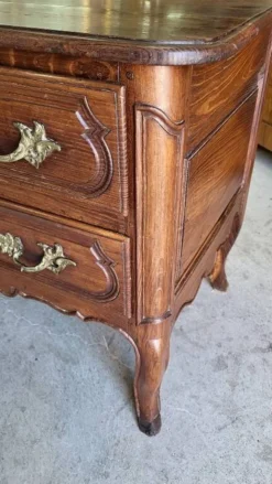 Commode louis xv 2 tiroirs en chene clair du xviii ème siecle ref je