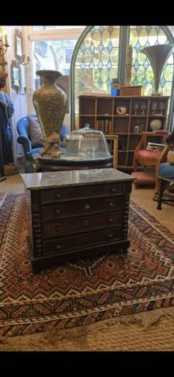 Commode miniature