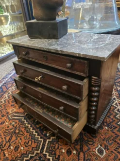 Commode miniature
