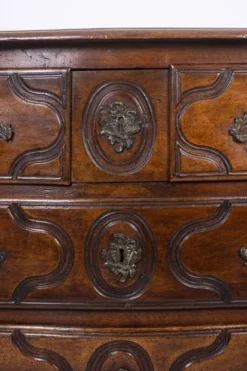 Commode parisienne à 5 tiroirs, en noyer massif, d’époque Louis XIV.