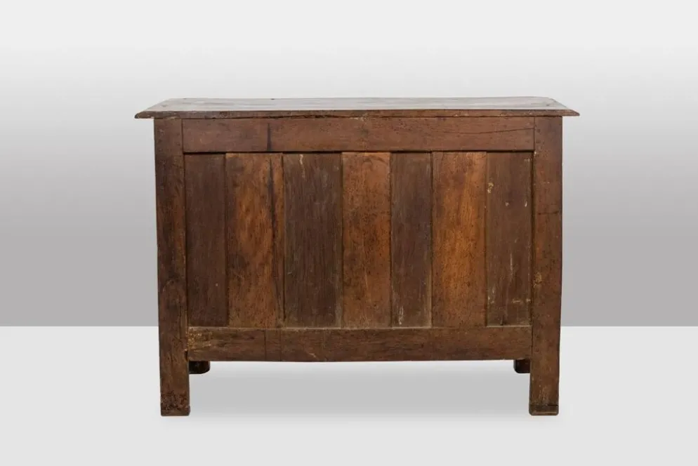 Commode parisienne à 5 tiroirs, en noyer massif, d’époque Louis XIV.