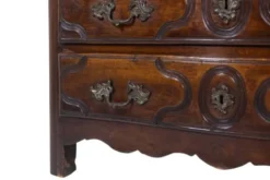 Commode parisienne à 5 tiroirs, en noyer massif, d’époque Louis XIV.