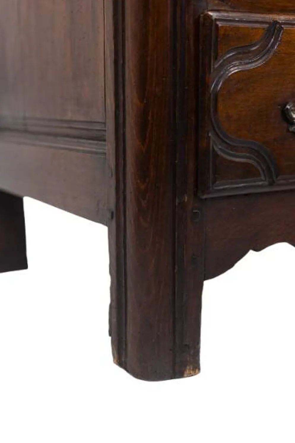 Commode parisienne à 5 tiroirs, en noyer massif, d’époque Louis XIV.
