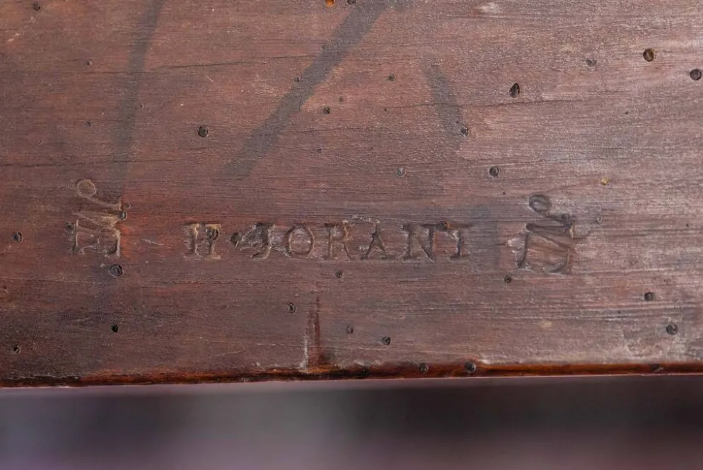 Commode parisienne à 5 tiroirs, en noyer massif, d’époque Louis XIV.