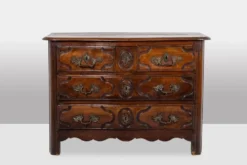 Commode parisienne à 5 tiroirs, en noyer massif, d’époque Louis XIV.