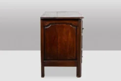 Commode parisienne à 5 tiroirs, en noyer massif, d’époque Louis XIV.