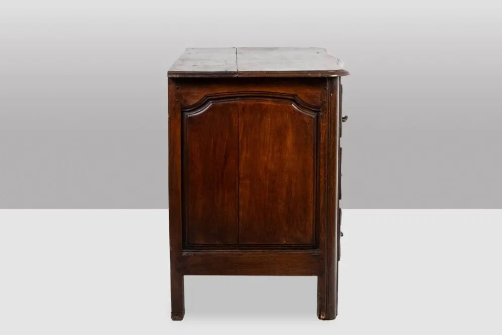 Commode parisienne à 5 tiroirs, en noyer massif, d’époque Louis XIV.