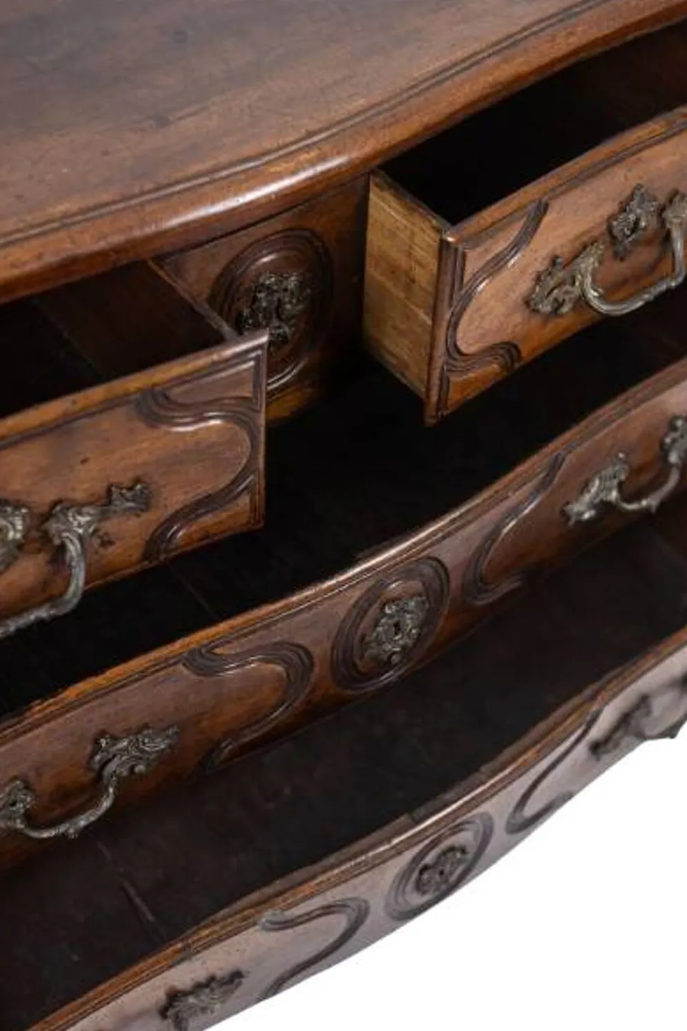 Commode parisienne à 5 tiroirs, en noyer massif, d’époque Louis XIV.
