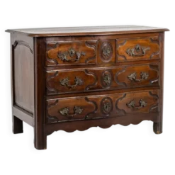Commode parisienne à 5 tiroirs, en noyer massif, d’époque Louis XIV.