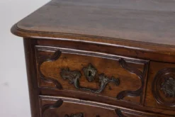 Commode parisienne à 5 tiroirs, en noyer massif, d’époque Louis XIV.