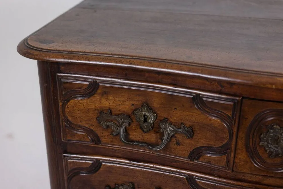 Commode parisienne à 5 tiroirs, en noyer massif, d’époque Louis XIV.