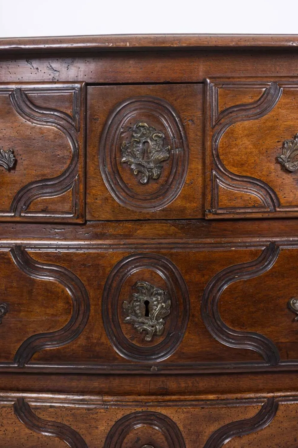 Commode parisienne à 5 tiroirs, en noyer massif, d’époque Louis XIV.