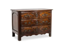 Commode parisienne à 5 tiroirs, en noyer massif, d’époque Louis XIV.